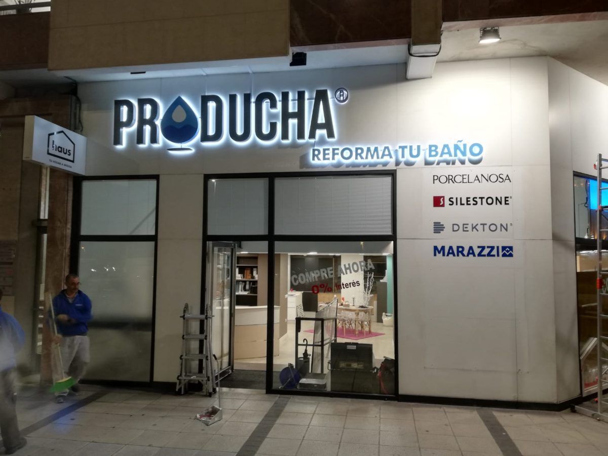 Rotutek Rótulos, Rótulo Luminoso Cantabria, retroiluminado, y letras Corporeas en metacrilato pintado Instalación en Santander