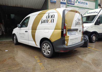Furgoneta de empresa rotulada con vinilo por RotuTek