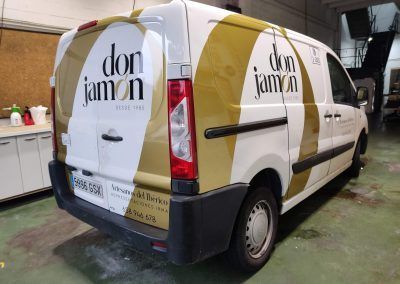 Furgoneta de empresa con rotulación corporativa aplicada por RotuTek