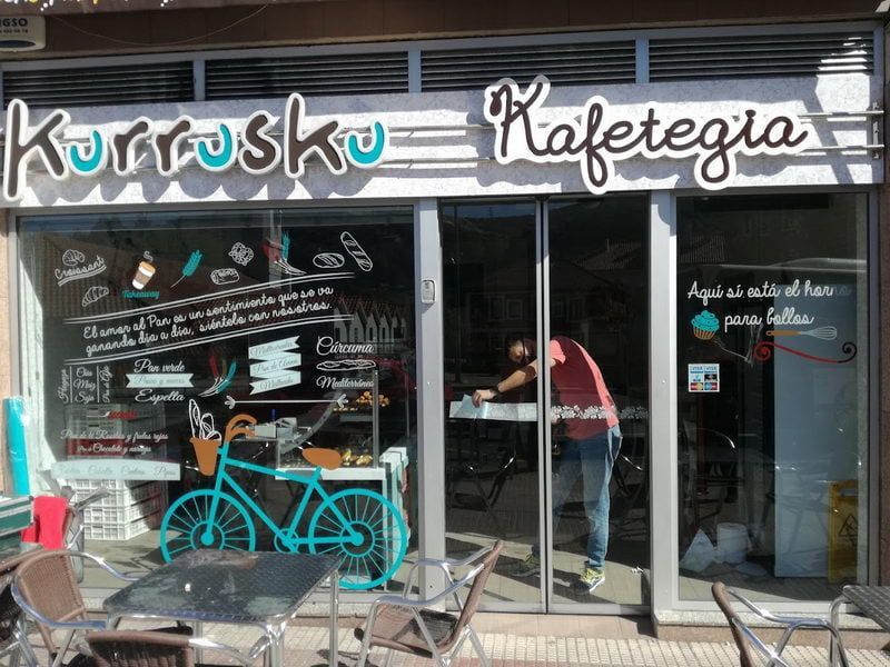 Decoracion con vinilo en cristalera escaparate comercio panaderia cafeteria