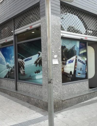Decoracion en comercios con vinilo en cristaleras