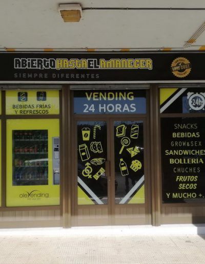 FACHADA LOCAL COMERCIAL DECORADA CON VINILO TIENDA
