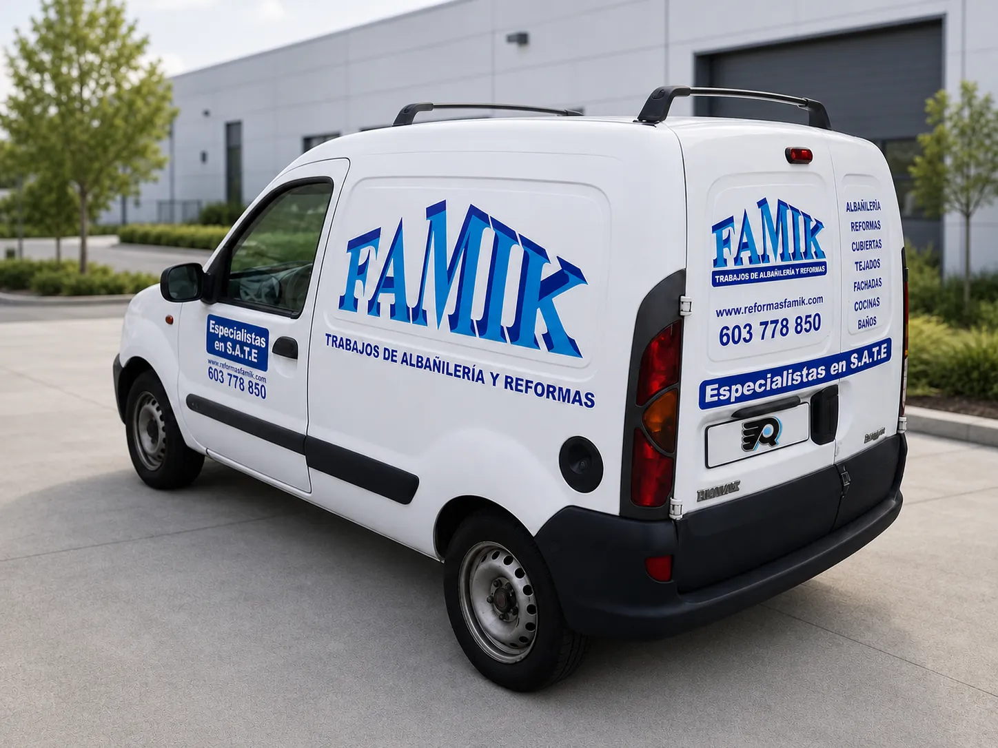 Furgoneta blanca de Famik con rotulación corporativa azul realizada por RotuTek