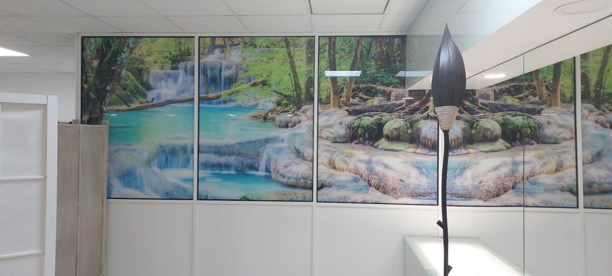 mural oficina en cristales masajes peluqueria estetica