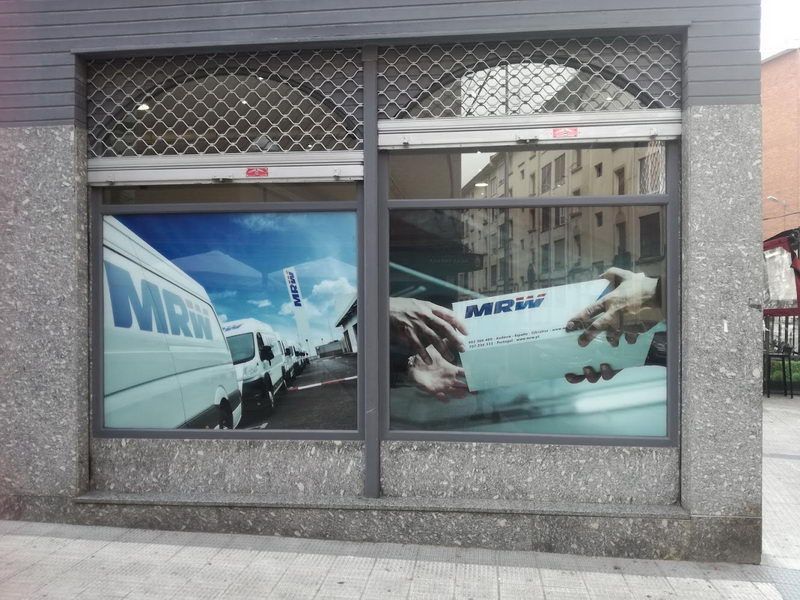 Cristales de un negocio forrados con vinilo en Barakaldo, Bizkaia