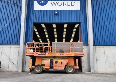 Instalación de rótulo de nave de A WORLD en una nave o fachada industrial con plataforma elevadora.