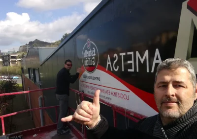 Rotulación de gran formato de Ametsa terminada en una nave o fachada industrial.