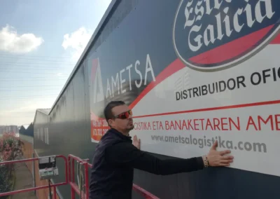 Rotulación de gran formato de Ametsa terminada en una nave o fachada industrial.