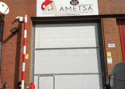 Rótulo de nave de Ametsa terminado en una nave o fachada industrial.