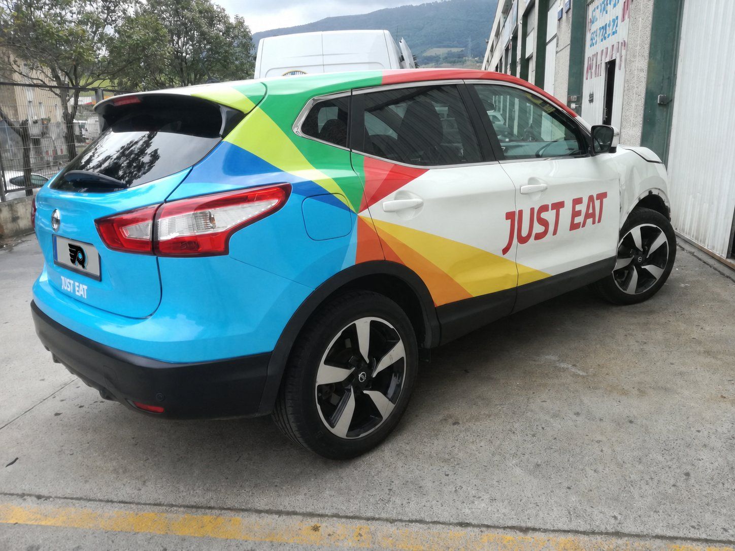 Coche de Just Eat con vinilado integral multicolor