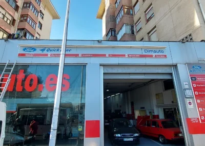 Rotulación de taller y fachada de Dimauto terminada en la fachada de un taller.