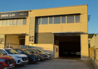 Rótulo corporativo de fachada de Drivalia Mobility Store terminado en una nave o fachada industrial.