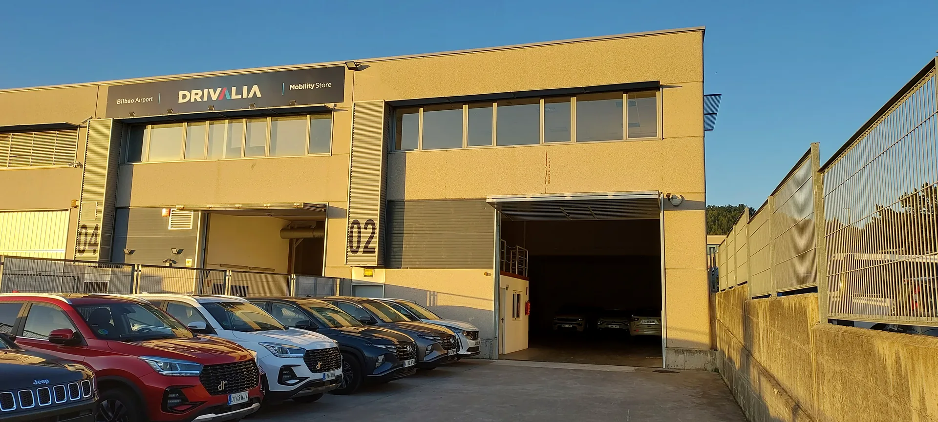 Rótulo corporativo de Drivalia Mobility Store instalado en una nave.
