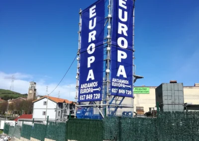 Tótem o banderola de gran altura de Europa terminado en exterior.