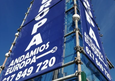 Instalación de tótem o banderola de gran altura de Europa en exterior con andamio.