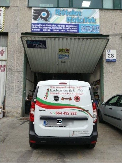 Furgoneta de Exclusivas & Coffee frente al taller de RotuTek en Trapagaran