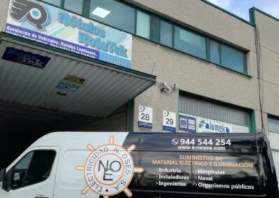 Furgoneta comercial rotulada frente al rótulo y las instalaciones de RotuTek