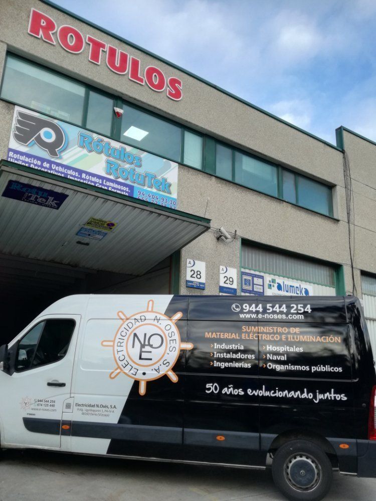 Furgoneta comercial rotulada frente al rótulo y las instalaciones de RotuTek