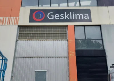 Rótulo corporativo de fachada de Gesklima terminado en una nave o fachada industrial.