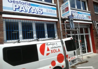 Rótulo de fachada de Gestoría Payas terminado en una fachada comercial.