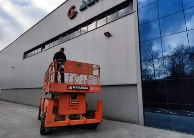 Instalación de letras o rótulo de nave de Jumasa en una nave o fachada industrial con plataforma elevadora.