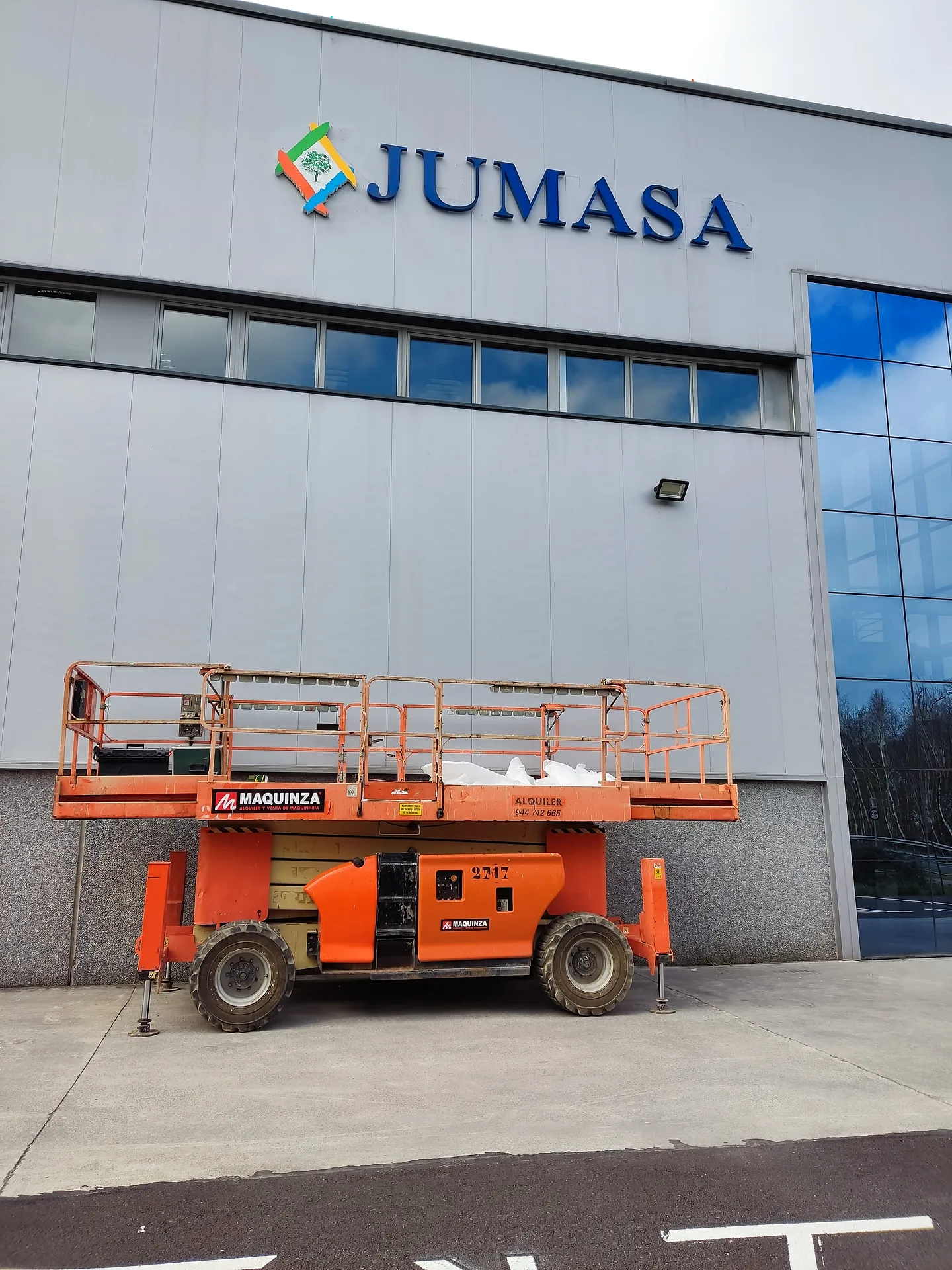 Letras y rótulo de Jumasa terminados en una fachada industrial