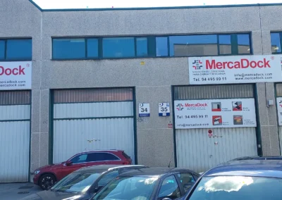 Conjunto de rótulos de nave de MercaDock terminado en una nave o fachada industrial.