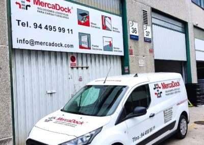 Conjunto de rótulos de nave de MercaDock terminado en una nave o fachada industrial.
