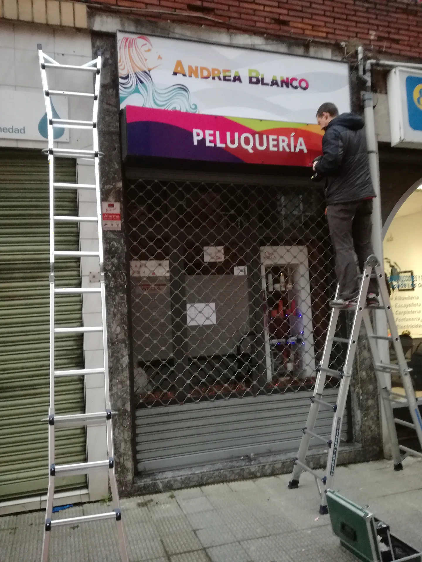 Rótulo comercial instalado por RotuTek en una fachada