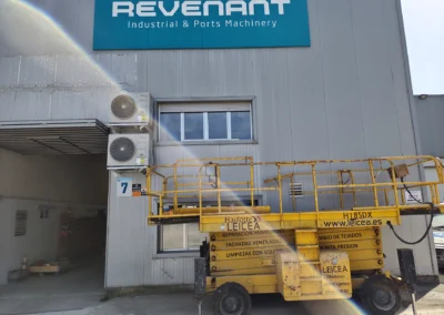 Instalación de rótulo corporativo de gran formato de Revenant en una nave o fachada industrial con plataforma de tijera.
