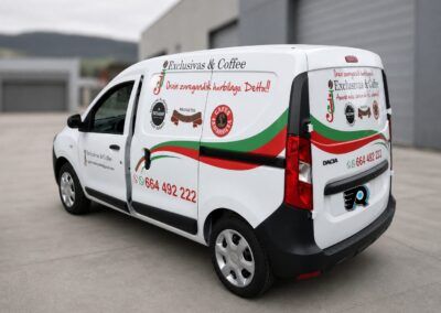 Furgoneta comercial de Exclusivas & Coffee rotulada por RotuTek