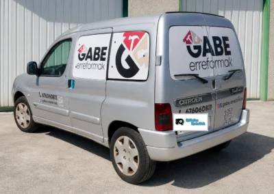 Furgoneta de GABE Reformak con rotulación corporativa en laterales y parte trasera