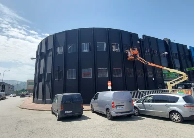 Instalación de rotulación exterior de gran nave en una nave o fachada industrial con brazo articulado.