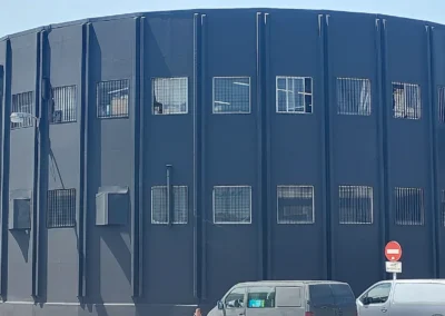Instalación de rotulación exterior de gran nave en una nave o fachada industrial con brazo articulado.