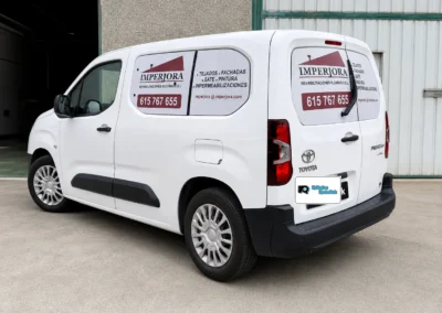 Toyota Proace de Imperjora con vinilo microperforado impreso en cristales laterales y traseros