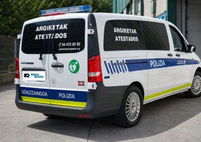 Vehículo policial blanco con rotulación azul y elementos de alta visibilidad