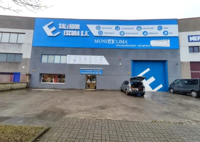 Rótulo de gran formato de Salvador Escoda terminado en una nave o fachada industrial.