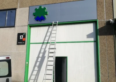 Rótulo de nave de Tecman terminado en una nave o fachada industrial.