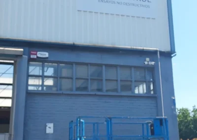 Rótulo corporativo de fachada de Tecnicontrol terminado en una nave o fachada industrial.