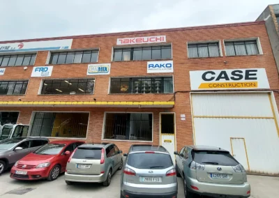 Conjunto de rótulos y placas de Trayne terminado en una nave o fachada industrial.