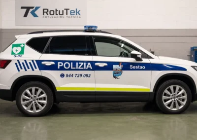 Vehículo policial de Sestao con rotulación azul fotografiado en las instalaciones de RotuTek