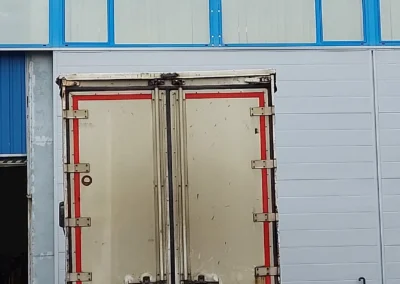 Rótulo corporativo de gran formato de Vibacar terminado en una nave o fachada industrial.