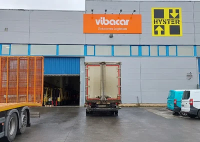 Rótulo corporativo de gran formato de Vibacar terminado en una nave o fachada industrial.