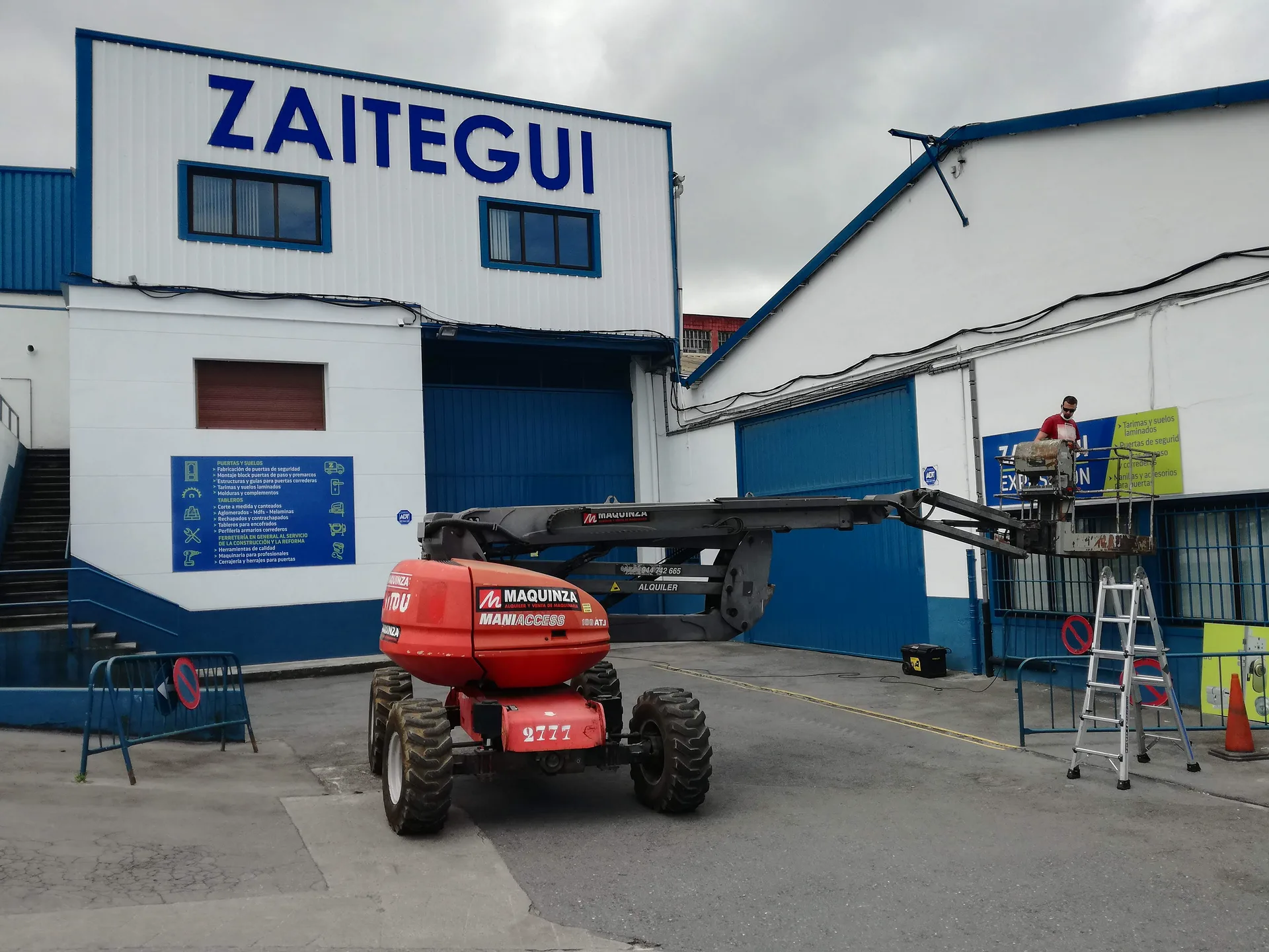 Ejemplo de rotulación instalada en una nave industrial