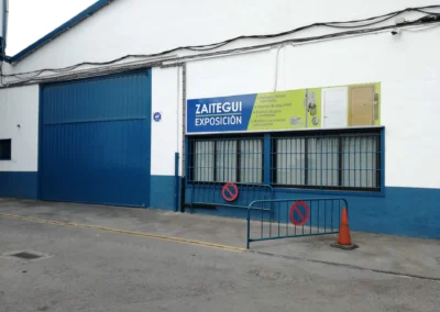 Rótulo de nave de Zaitegui terminado en una nave o fachada industrial.