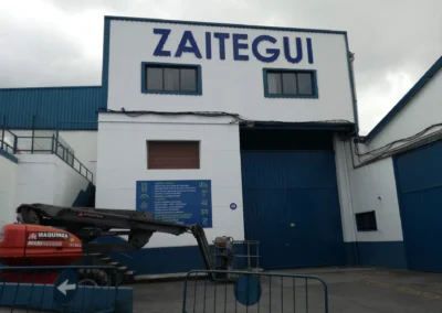 Rótulo de nave de Zaitegui terminado en una nave o fachada industrial.