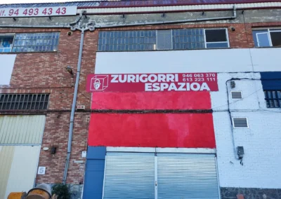 Rótulo de gran formato de Zurigorrri Espazioa terminado en una nave o fachada industrial.