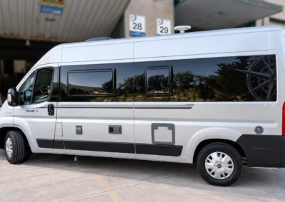 Vista lateral de camper Fiat E-Van 5 con vinilo negro y gráfico decorativo