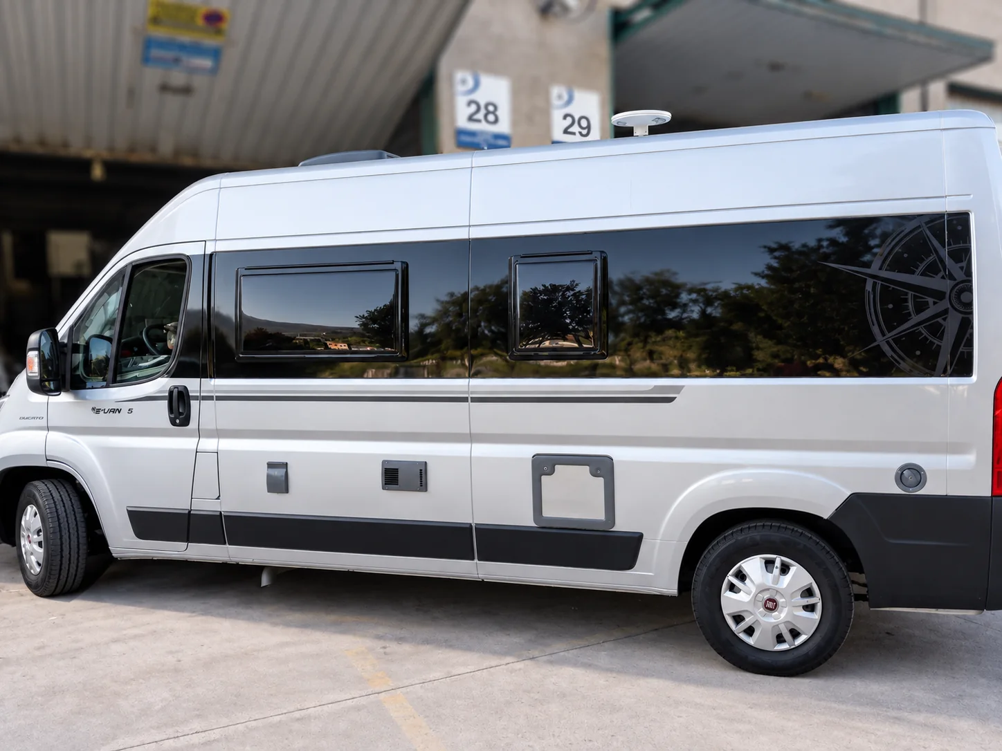 Rotulación lateral de camper Fiat E-Van 5 Vista lateral de camper Fiat E-Van 5 con vinilo negro y gráfico decorativo