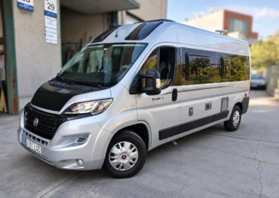 Camper Fiat E-Van 5 con vinilo negro lateral y acabado personalizado